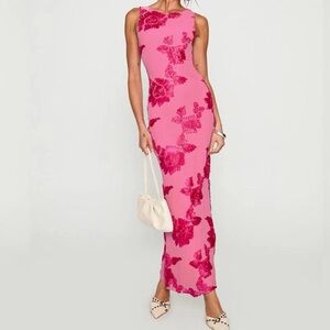 NWOT Fionna Floral MaxiDress Pink.
(Imperfection not noticeable)